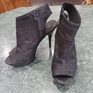 Ladies Trouve Stiletto Peep Toe High Heels Zip Booties Leather Size 8 EUC Sexy